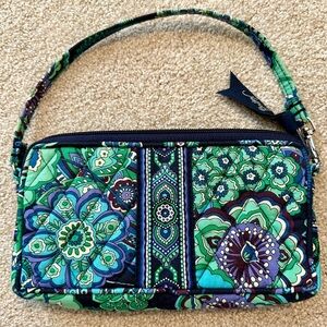 Vera Bradley wristlet excellent condition. 5x7”